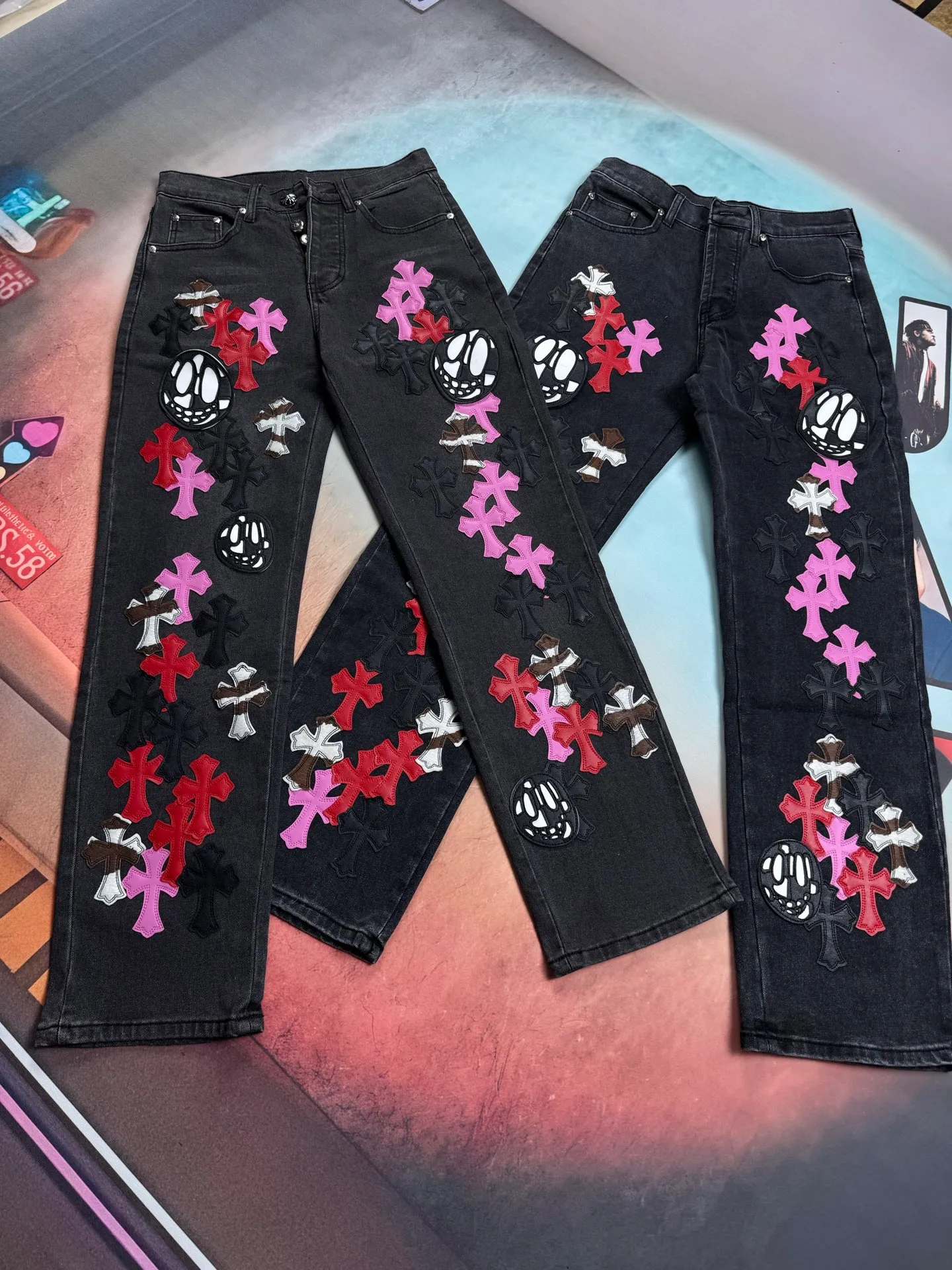 🅿️320 🔘Style No.-KL109 🔘Cro Heart𝐂𝐡𝐫𝐨𝐦𝐞 𝐇𝐞𝐚𝐫𝐭💥Breaking hot style💥CH three-color leather heavy-duty ghost face element rap cross jeans* [Same style as Nomi]-Original label Vintage textured jeans are coming Even if you are not a veteran in the fashion industry, you can easily notice that these jeans are extraordinary, and the vintage texture is restored to the extreme. Rare material, refined craftsmanship: Made of special cowhide originating in Italy, printed and then cut, paired with custom-made sheepskin, spliced ​​with three layers of thick-line leather. After being washed with heavy water and then hand-splashed with ink by craftsmen, every detail is high-end. Three-dimensional tailoring, diverse adaptability: Use three-dimensional tailoring technology to create a loose fit that is not flattering on your figure, making you look taller and slimmer while ensuring comfort. Both men and women can control it and easily create the same style for couples. Produced by a big factory, worry-free quality: It is produced by a big factory and follows the original factory quality control standards, allowing you to enjoy big-brand quality and design at an affordable price. Suitable for all seasons, these versatile and practical jeans are definitely an indispensable item in your wardrobe.  Size: S M L XL XXL (28.30.32.34.36) Color: Black